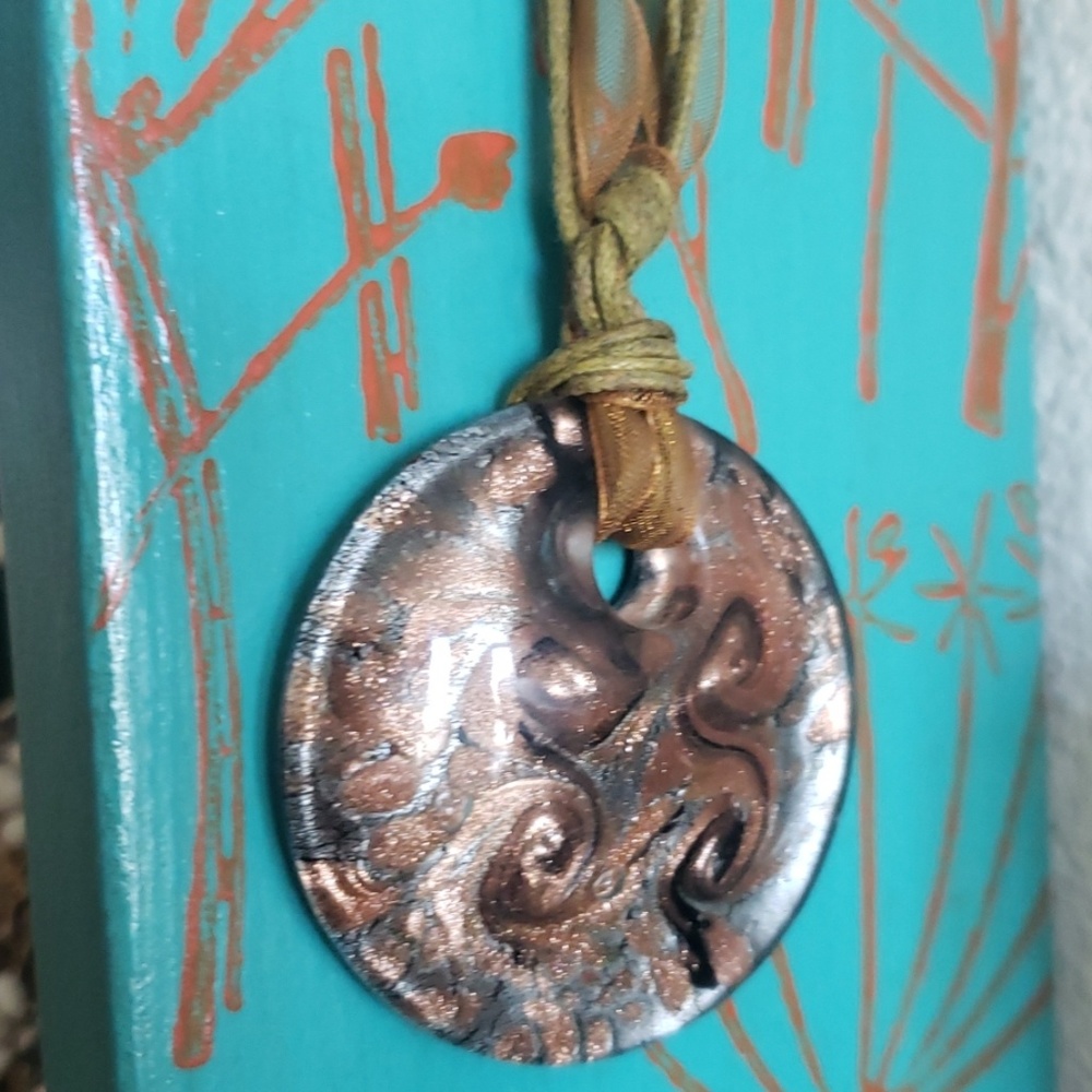 Glass necklace with ribbon necklace